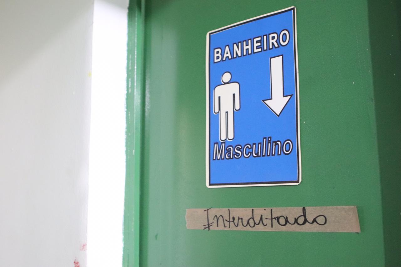 Banheiro interditado em escola de Teresina